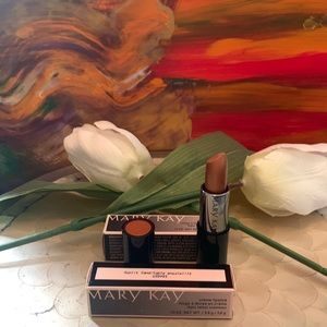 NEW... Mary Kay Creme lipstick.
